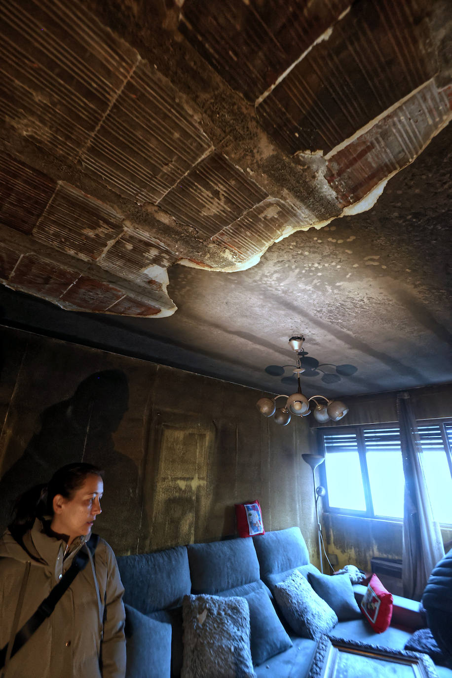 La vivienda calcinada en Rentería, desde dentro