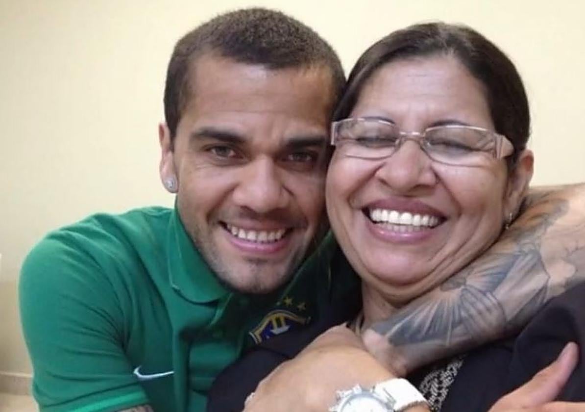 Alves, con su madre en una foto anterior a su detención.