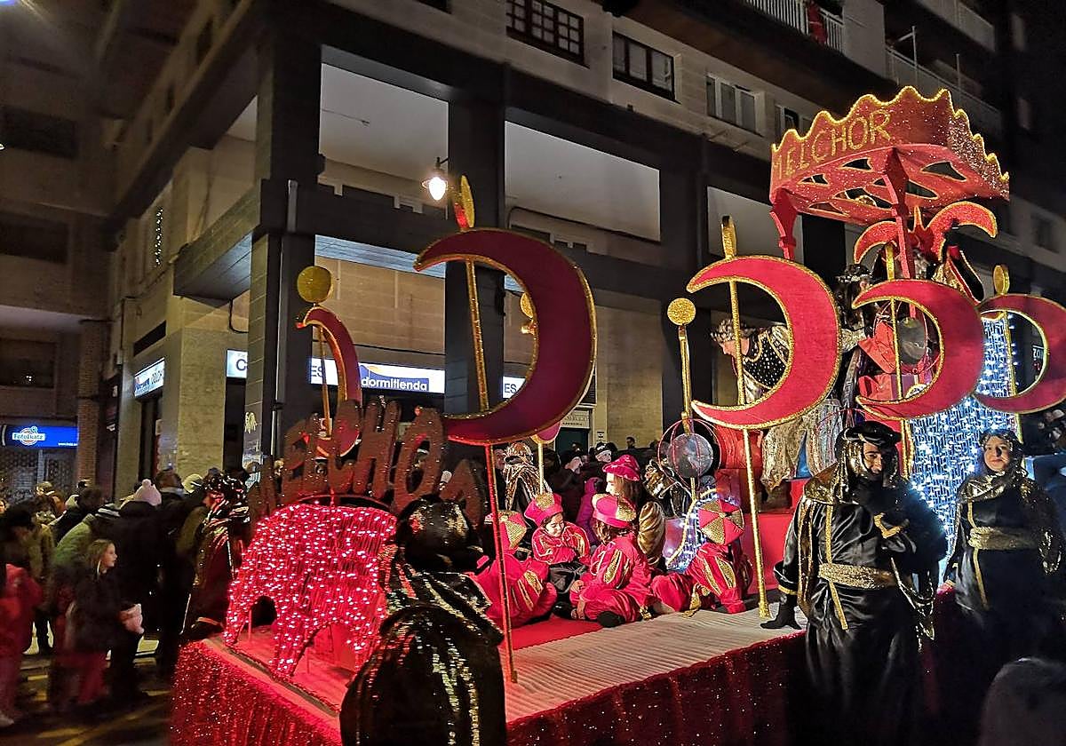 Imagen de archivo de la carroza de Melchor con varios niños sentados delante.