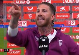 Sergio Ramos se encara con un aficionado.