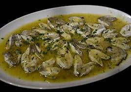 Kokotxas, garbanzos con callos, albóndigas... platos caseros con vistas al Puente Colgante