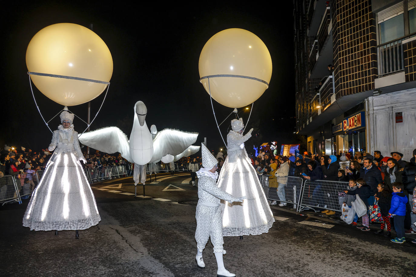 La Cabalgata de los Reyes Magos llena Vitoria de magia e ilusión