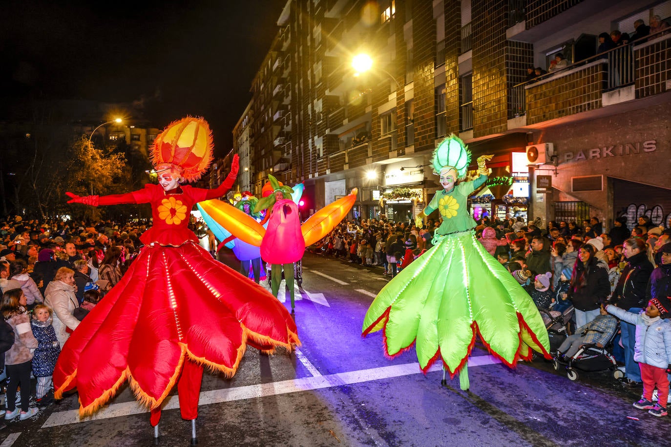 La Cabalgata de los Reyes Magos llena Vitoria de magia e ilusión