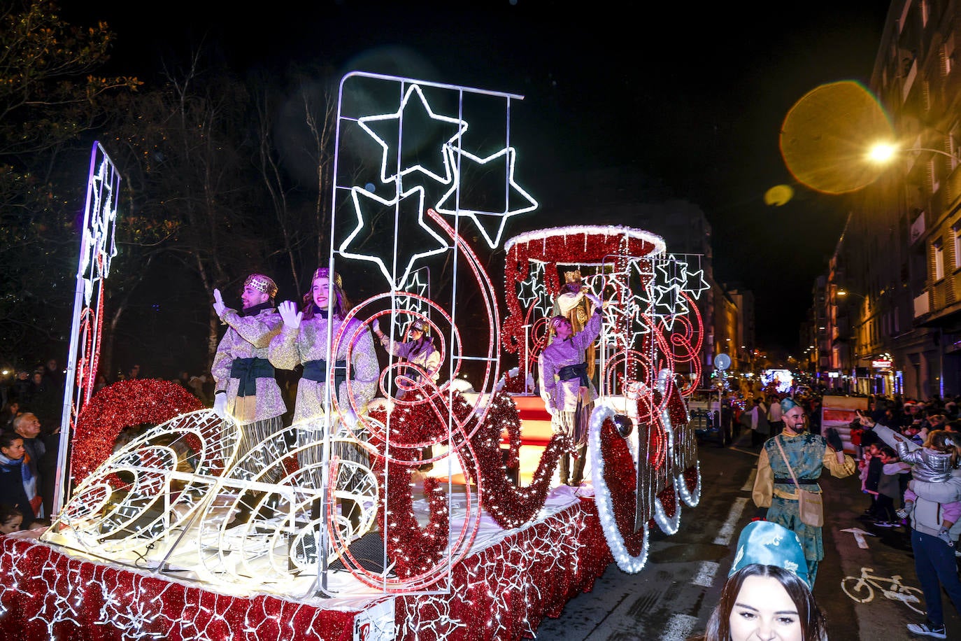 La Cabalgata de los Reyes Magos llena Vitoria de magia e ilusión