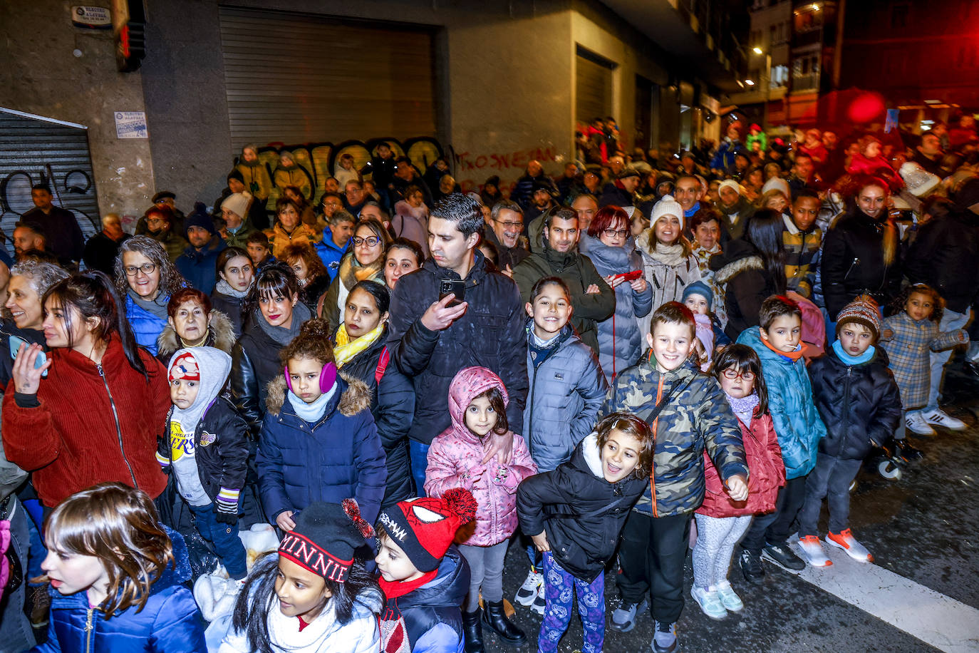 La Cabalgata de los Reyes Magos llena Vitoria de magia e ilusión