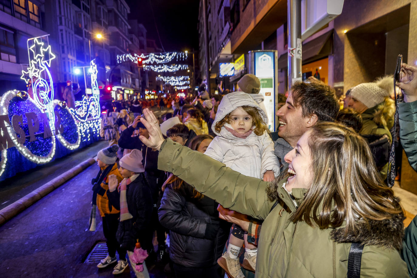 La Cabalgata de los Reyes Magos llena Vitoria de magia e ilusión