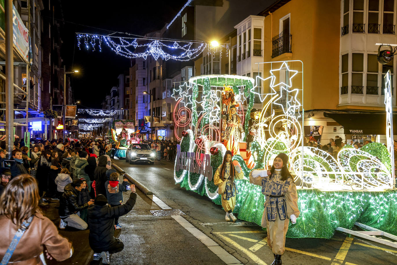 La Cabalgata de los Reyes Magos llena Vitoria de magia e ilusión