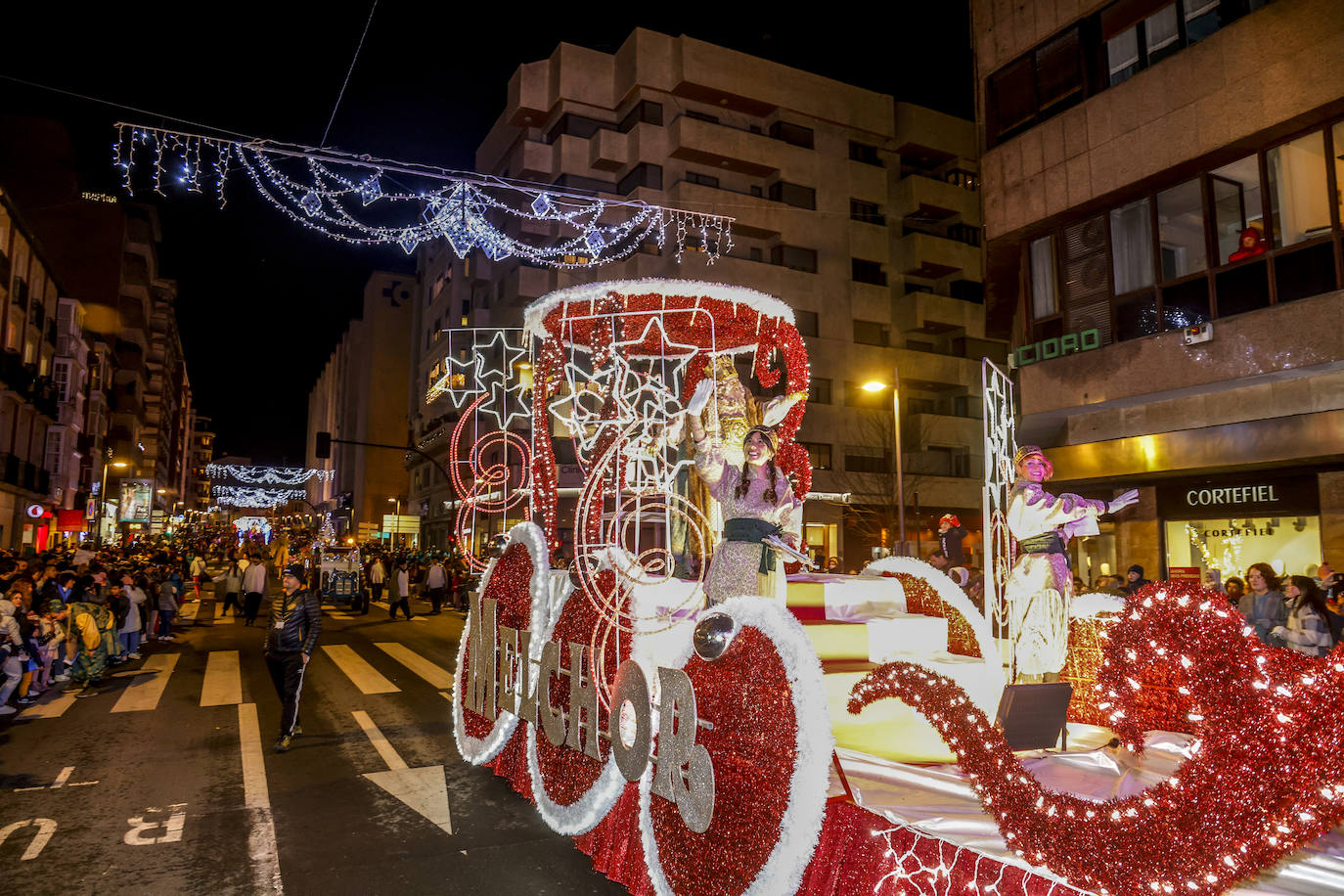 La Cabalgata de los Reyes Magos llena Vitoria de magia e ilusión