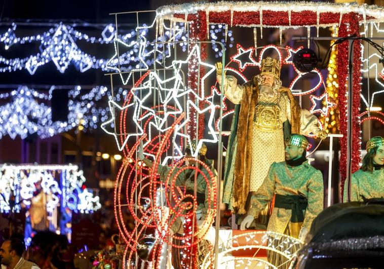 Melchor saluda durante la cabalgata.