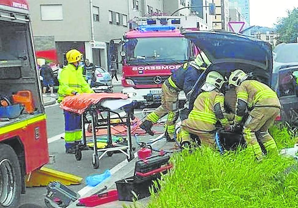 Los bomberos atienden un accidente que sucedió en 2023 en el barrio de Salburua.
