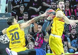 Marcus Howard es taponado por Laprovíttola en un encuentro celebrado en el Buesa Arena.