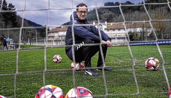 Joseba Etxeberria posa en las instalaciones del Eibar en Atxabalpe (Arrasate).