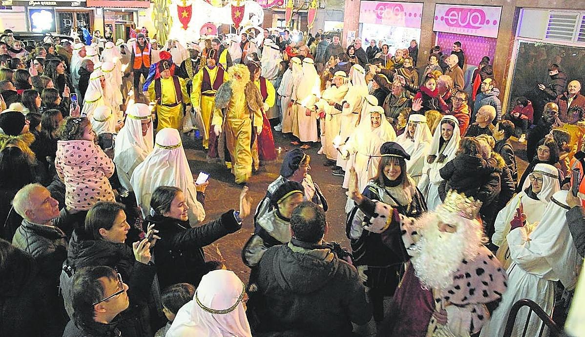 La cabalgata va acompañada, en Ermua, de alrededor de 200 personas que colaboran en el pasacalles.