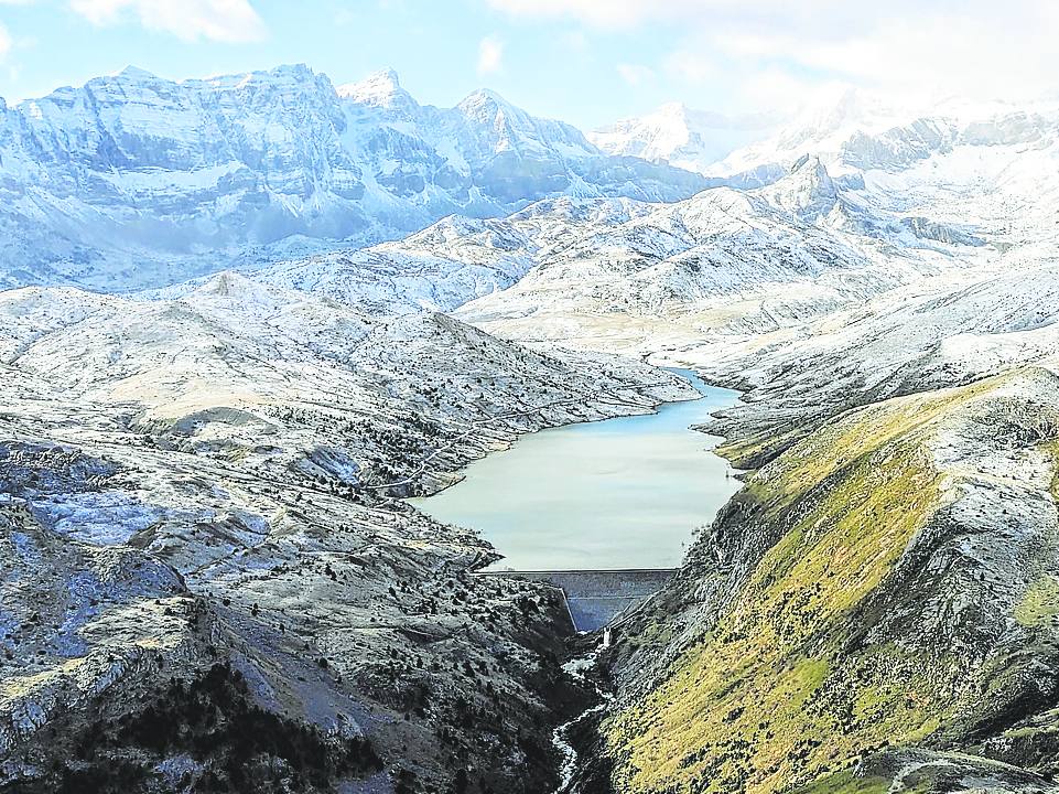 El embalse de Escarra desde la cima del Pacino.