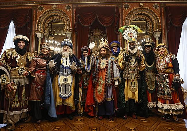 Foto de familia de los Reyes Magos y su séquito en el Ayuntamiento.