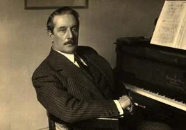 Giacomo Puccini (1858-1924), ante el teclado de un Steinway.