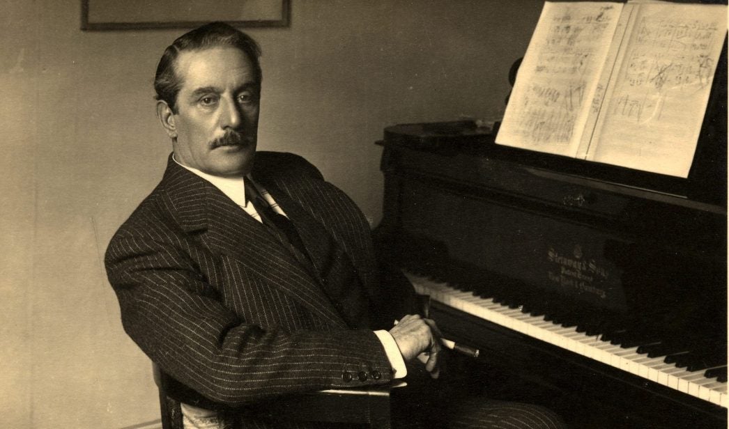 Giacomo Puccini (1858-1924), ante el teclado de un Steinway.