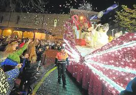 Los Reyes lanzaron un millar de caramelos en Barakaldo desde sus carrozas.