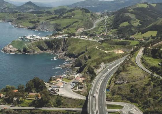 Subida a Saltacaballo, uno de los puntos más conflictivos de la A-8 entre Bizkaia y Santander.