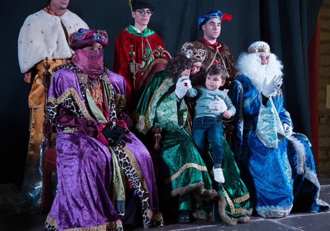 Los Reyes Magos han pasado por el centro de día de Iruña de Oca y las residencias antes de la cabalgata.