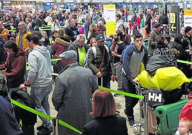 Colas esta mañana en el aeropuerto de Loiu.