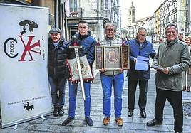 Miembros de la Asociación Histórica Vitoria 2013 en la ceremonia.