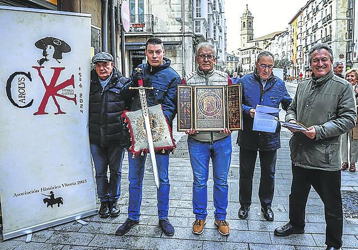Miembros de la Asociación Histórica Vitoria 2013 en la ceremonia.