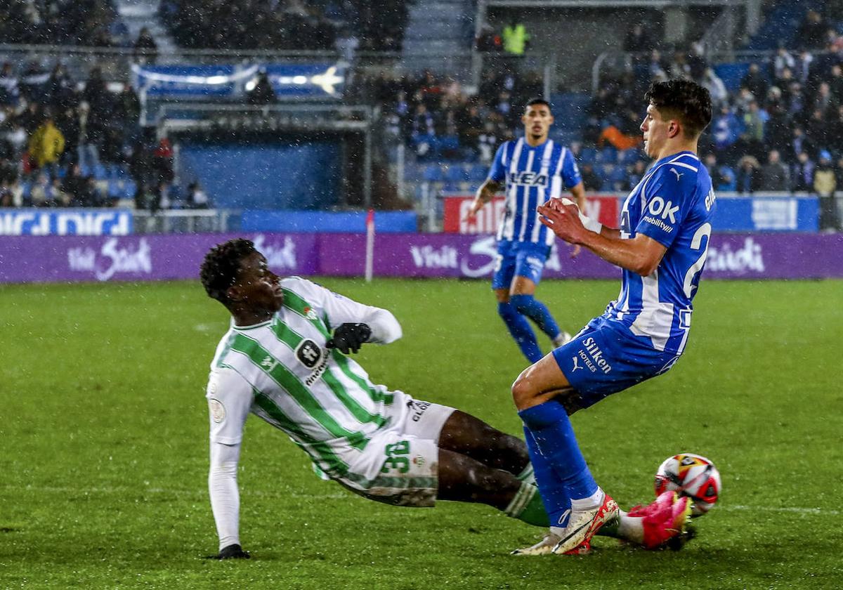 Mendy se excede ante Simeone en una acción que mereció penalti.