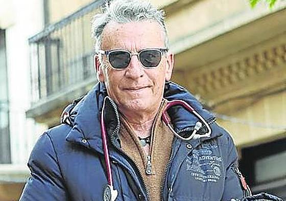 Alejandro Zabala se mueve por Getxo en patinete.