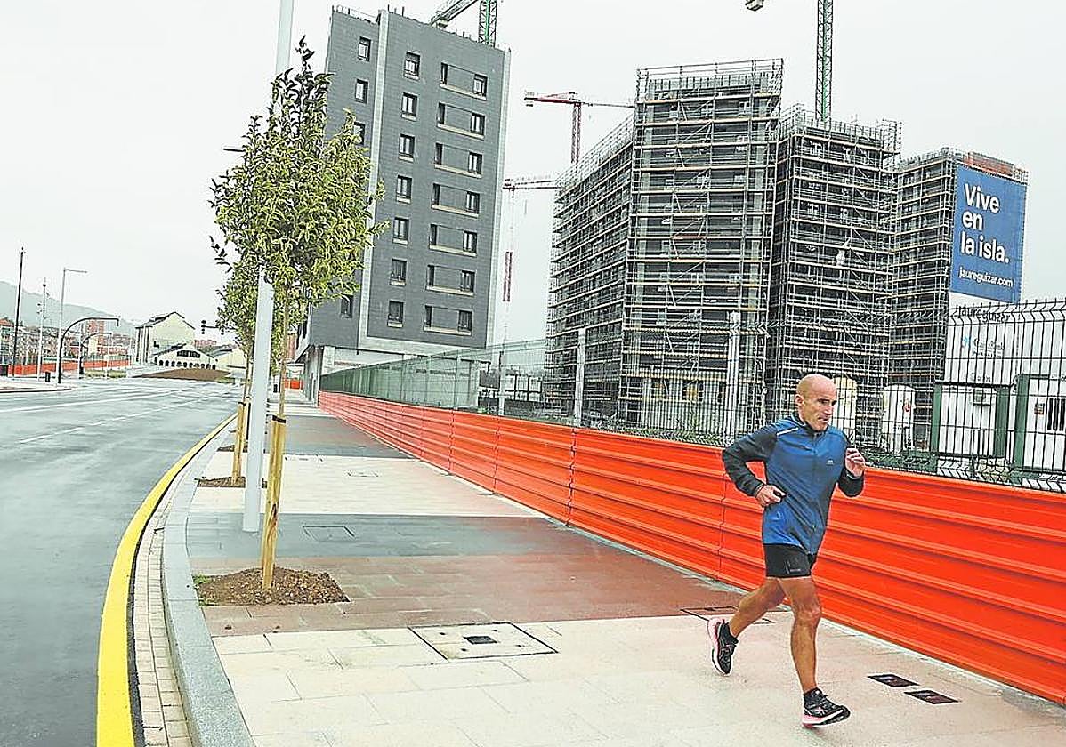 Uno de los accesos es practicable para peatones y puede sugerir que la entrada está permitida.