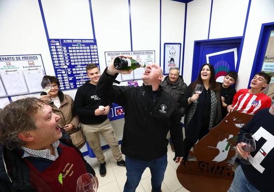 Santiago García, vecino de Oion que ha ganado el primer premio con un décimo vendido en la máquina expendedorade ría de Navidad, el sorteo del Niño