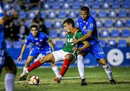 Karrikaburu protege el balón en el duelo copero ante el Deportivo Murcia.