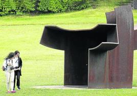 Dos visitantes contemplan la obra 'Consejo al espacio IV' en la campa de Chillida Leku.