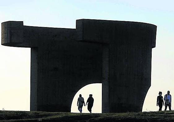 Para la cimentación se realizó un pilotaje que llegó a veinte metros de profundidad.