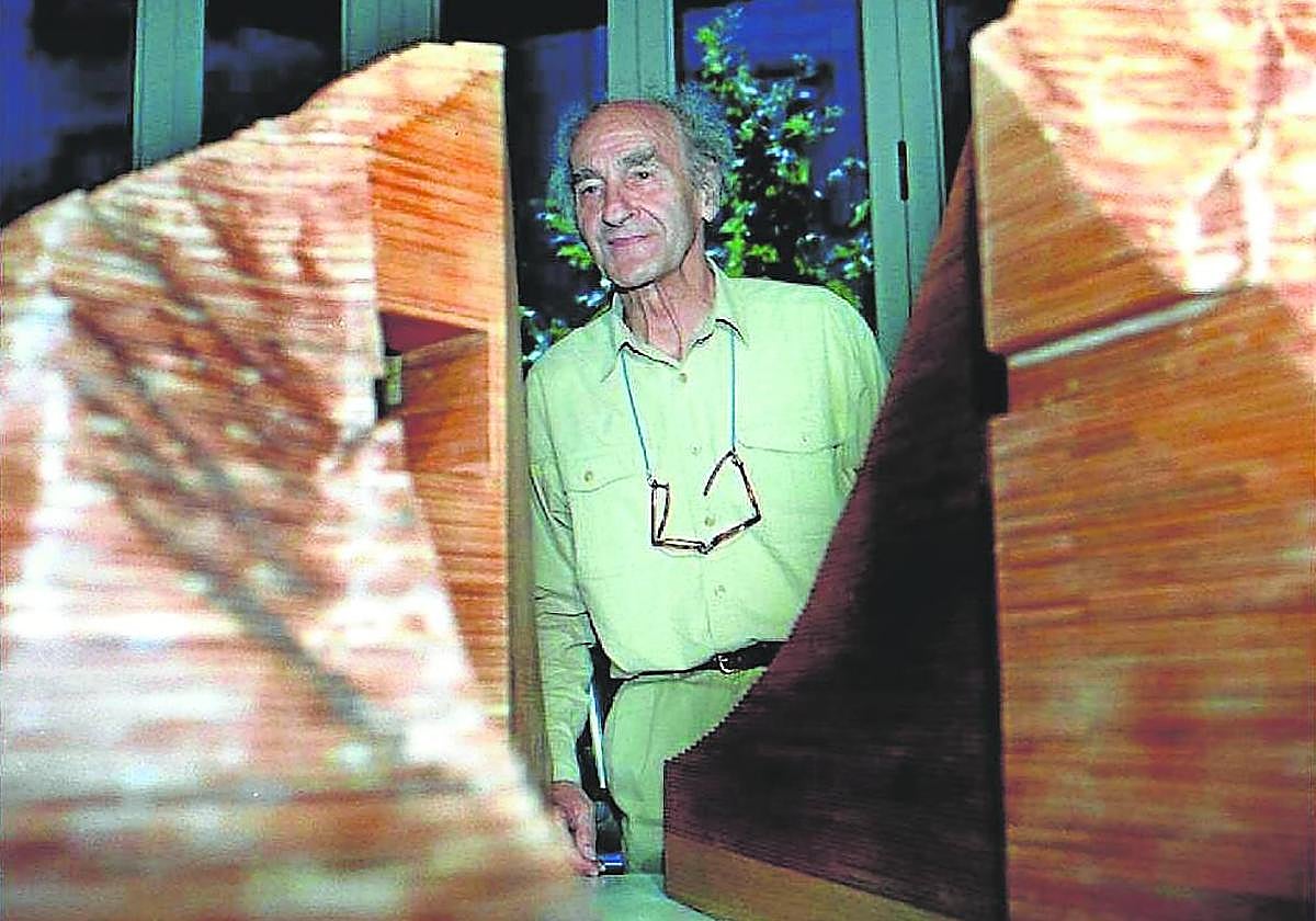 Chillida, junto a una maqueta del proyecto para Tindaya que nunca llegó a materializarse.