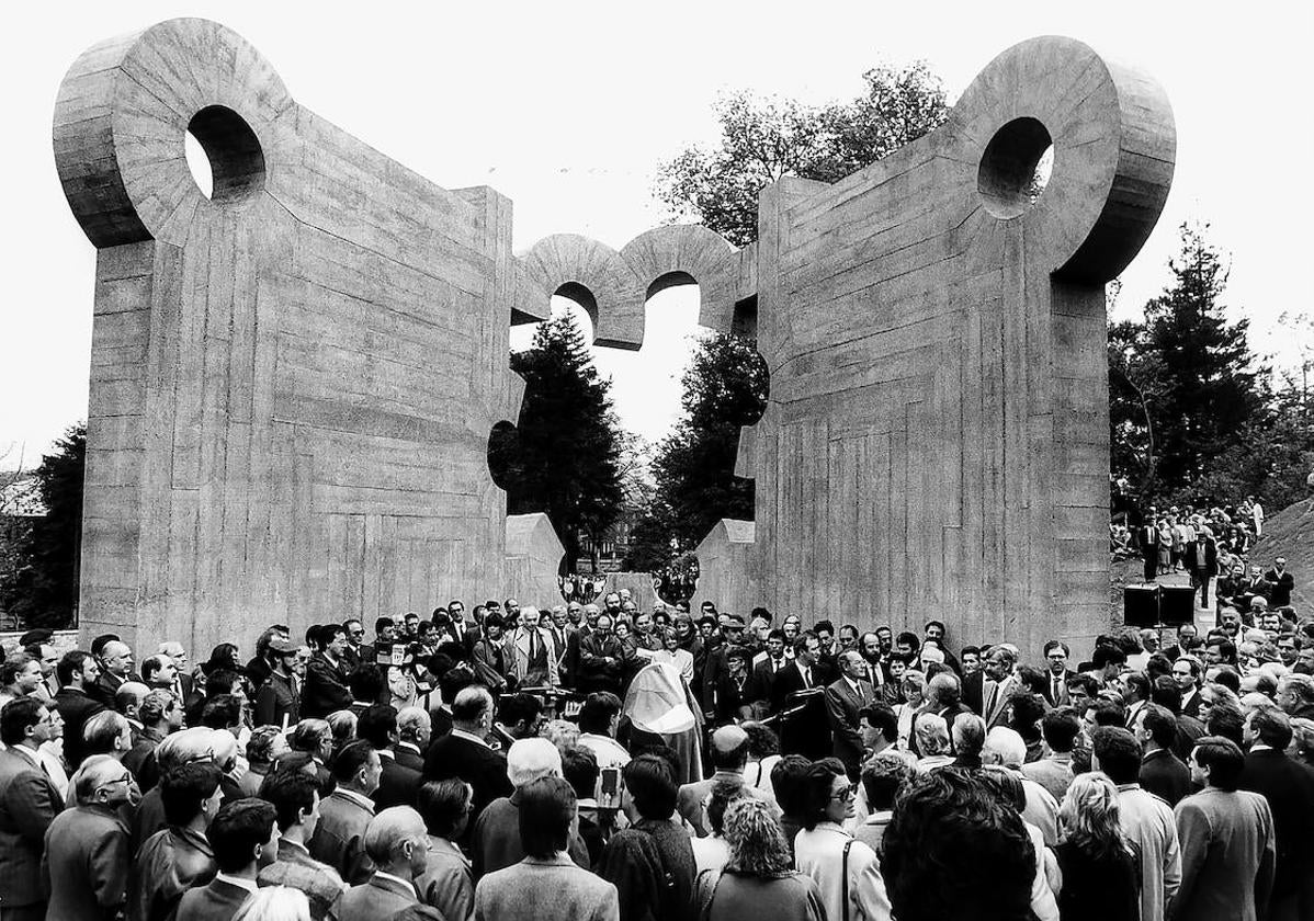 51 aniversario del bombardeo de Gernika en el 'Monumento a la paz' que el escultor creó en 1998 por encargo del Gobierno vasco.