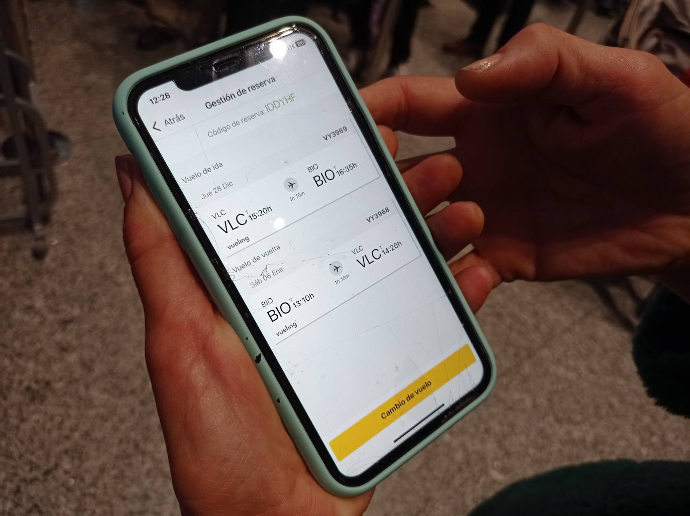 Vueling sólo ofrece la posibilidad de cambiar el vuelo en vez de sacar la tarjeta de embarque por Internet, por lo que los usuarios se ven obligados a guardar largas colas.