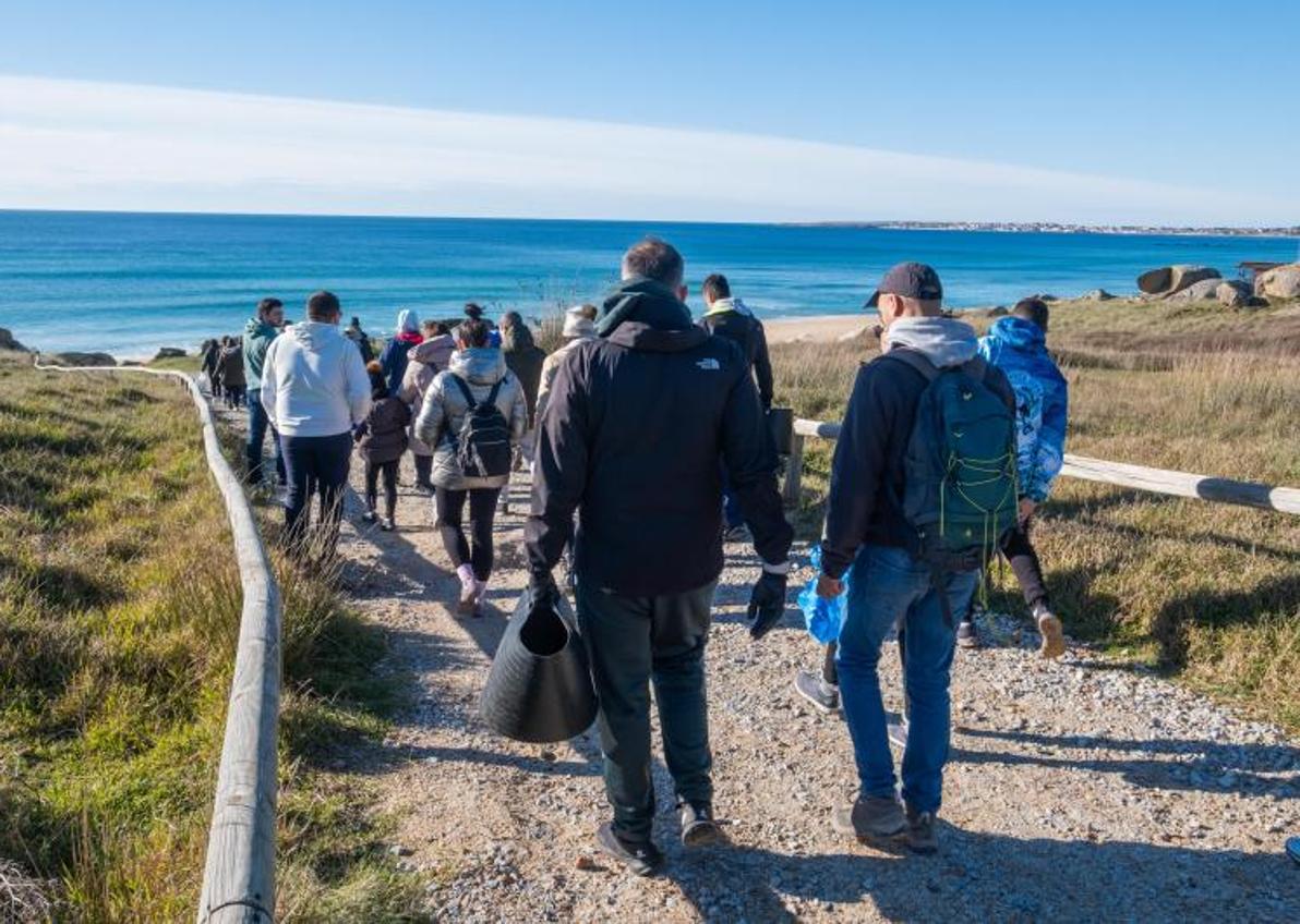 Imagen secundaria 1 - Grupos de voluntarios acuden cada día a la costa a recoger los residuos como pueden.