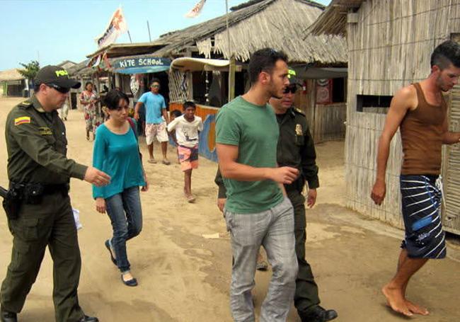 Lion Behar Kremer (de verde) acompaña a la entonces novia de Borja (de azul) y a dos policías colombianos a la Posada Pujuru.