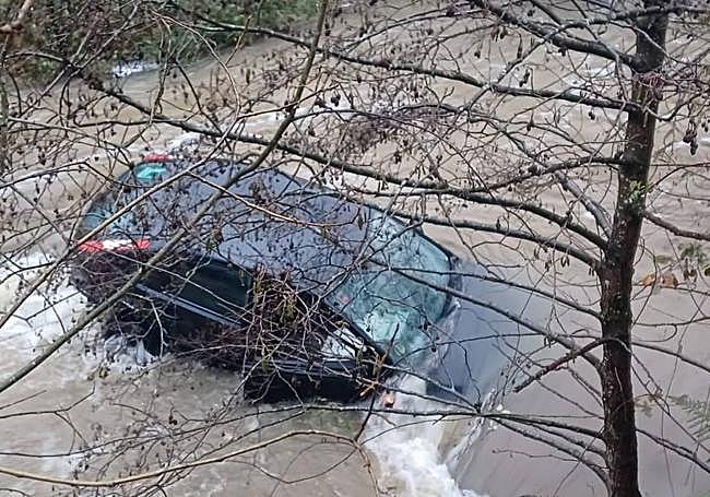El vehículo ha acabado en el río tras salirse de la carretera en una curva.