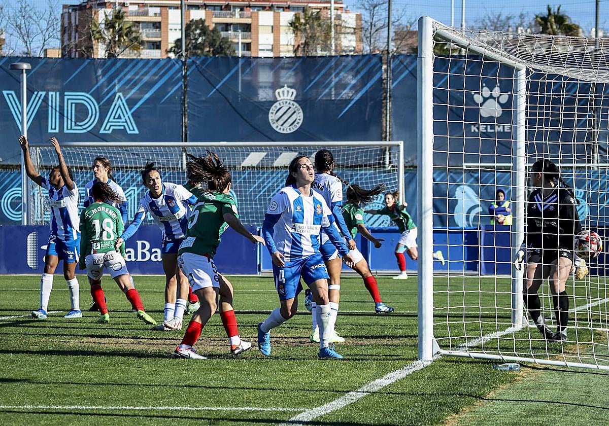 La imagen recoge el instante posterior al gol desde el córner de la alavesista Monente.