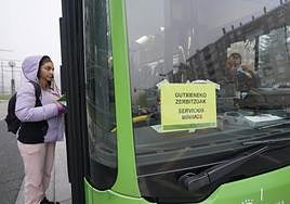 Una usuaria accede a uno de los urbanos que cubre los servicios mínimos de Tuvisa.