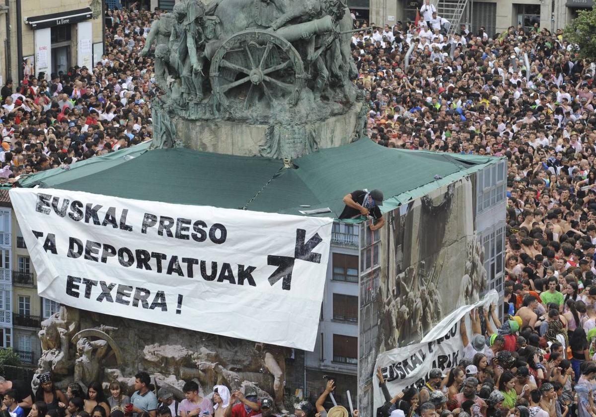 Pancartas por los presos de ETA en las pasadas fiestas de la Blanca, Vitoria.