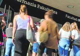 Estudiantes acceden a la Facultad de Farmacia de la UPV.