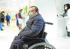 Usuarios de un centro sanitario de Valencia con mascarilla, donde su uso en estos espacios vuelve a ser obligatorio.