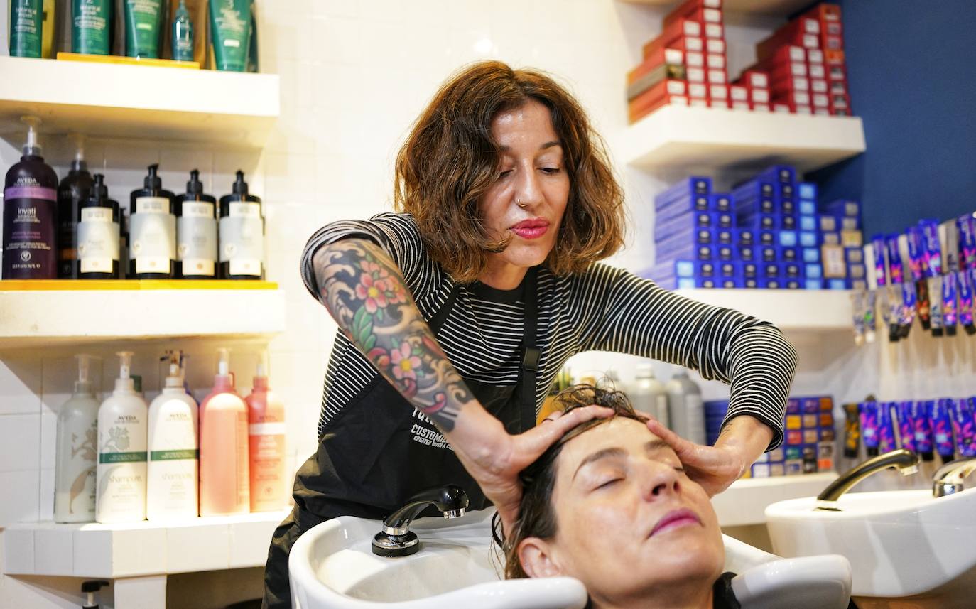 La peluquería «sin modas» en Bilbao de Silvia, que vive en una cabaña de madera de 20 metros