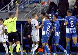 Lance del Alavés-Real Madrid saldado por el árbitro con tarjeta amarilla.