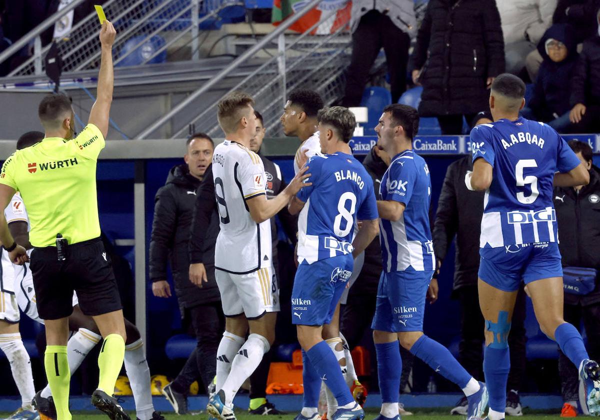 Lance del Alavés-Real Madrid saldado por el árbitro con tarjeta amarilla.