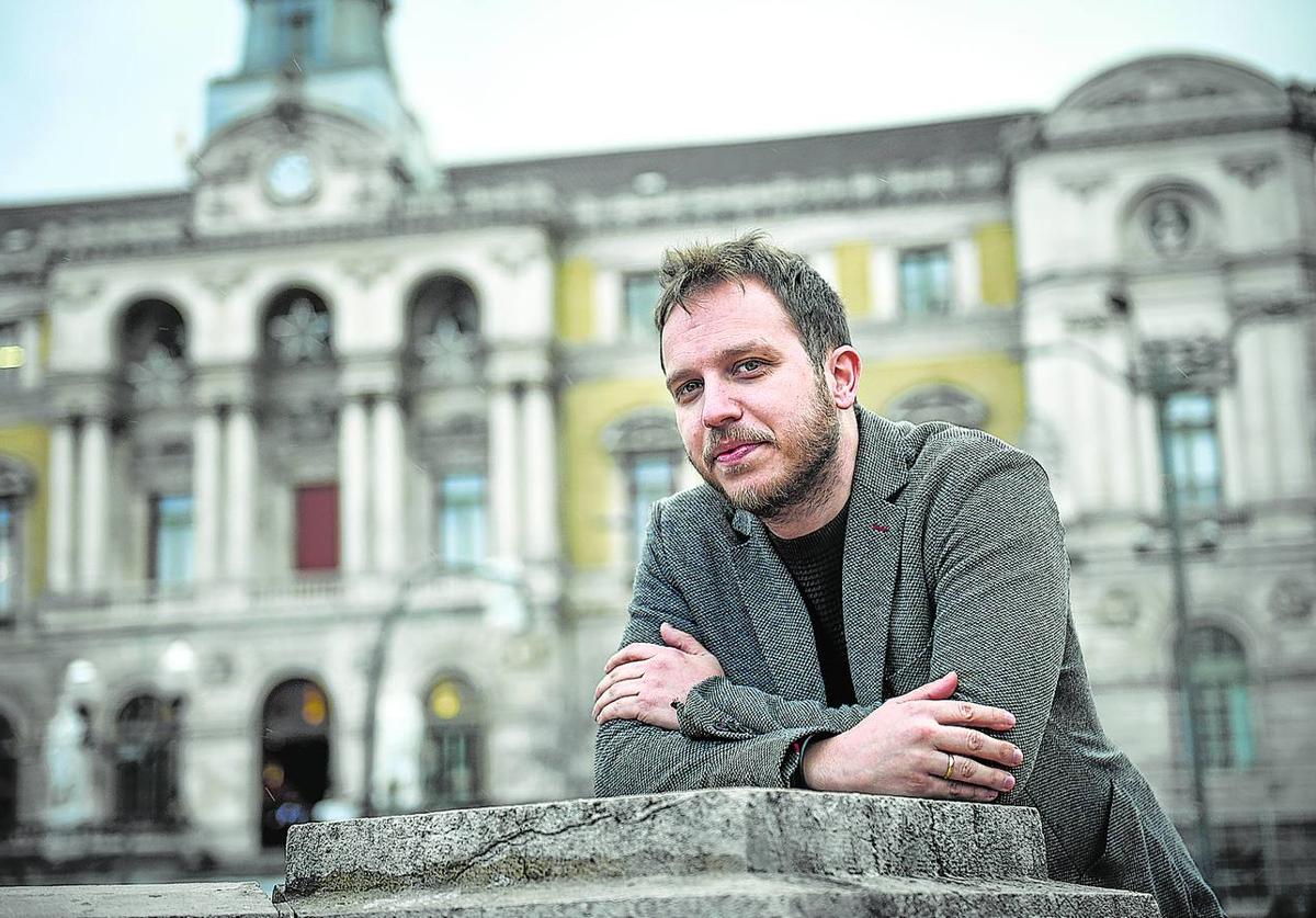 Álvaro Pérez cumple su segunda legislatura como concejal del PSE en el Ayuntamiento de Bilbao.