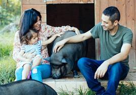 Izaskun, la exitosa 'influencer' vegana que vive con su familia y una cerdita en un caserío de Urduliz. En la imagen, posa junto a su marido, Mikel, y su hija, Maia.